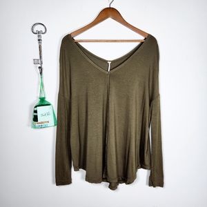 FREE PEOPLE small Olive green, Oversized, slouchy, wide V-neck, Long-Sleeve tee
